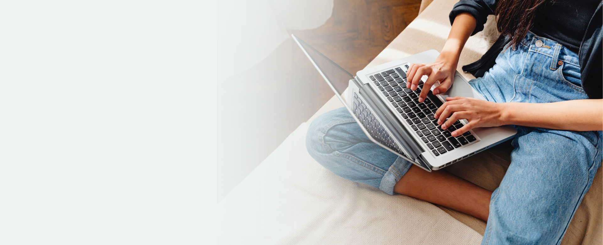 Frau vergleicht DSL Anbieter auf ihrem Laptop
